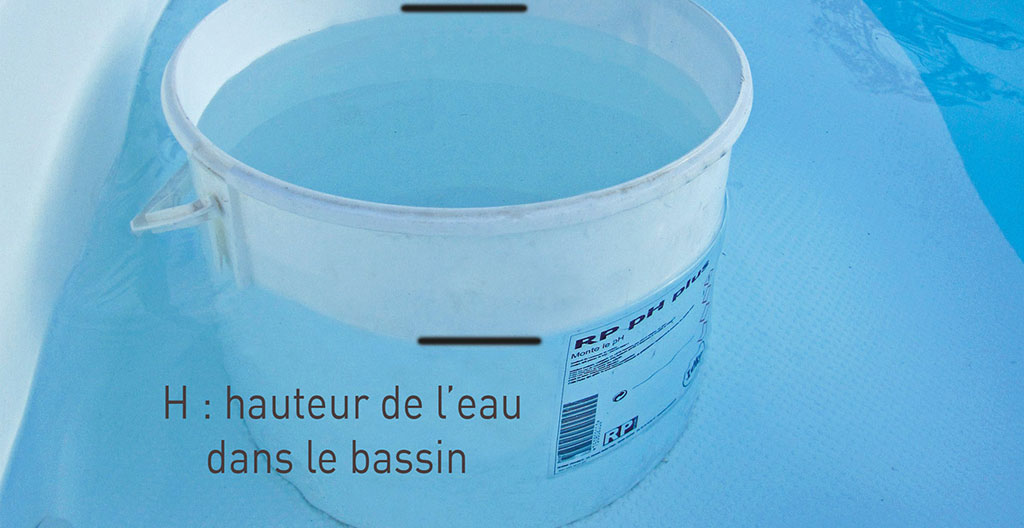 Seau plastique posé sur marche de piscine pour test d'évaporation comparatif